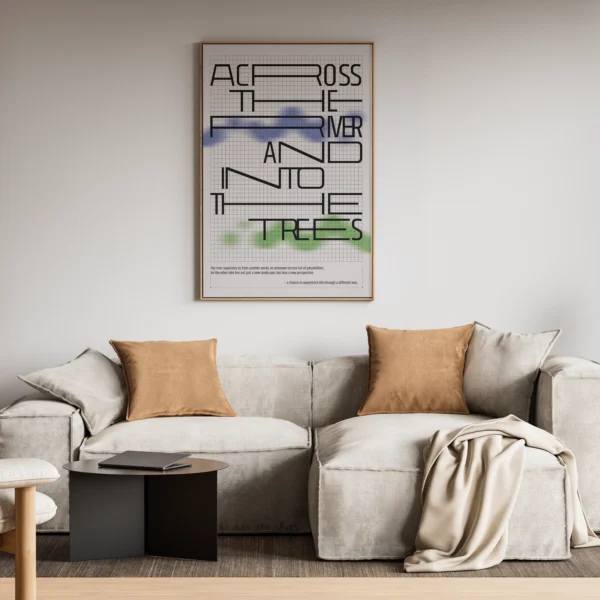 Modernes Wohnzimmer mit gemütlichem beigem Sofa, dekoriert mit braunen Kissen und einer Decke. An der Wand hängt ein minimalistisches Kunstwerk mit dem Titel ‚Across the river Poster Design‘, das durch seine geometrische Typografie und subtile Farbverläufe auffällt.